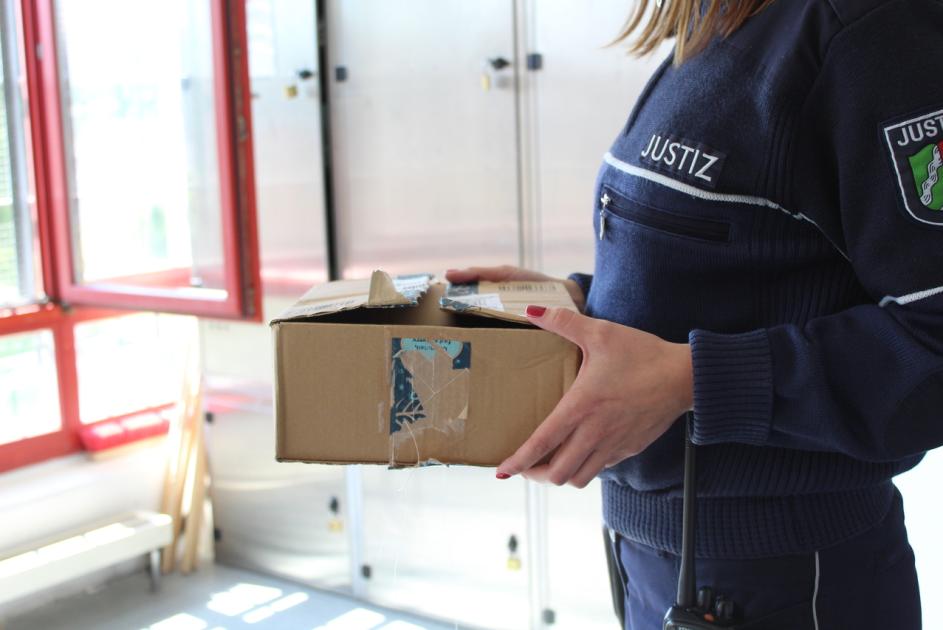 Justizbedienstete mit Paket in den Händen