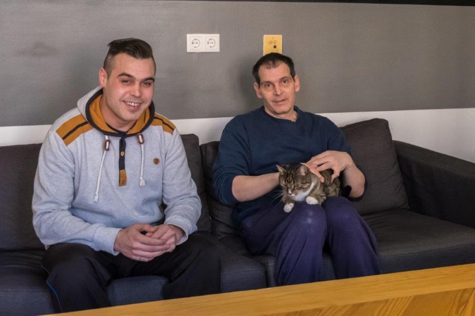 2 Männer mit Katze