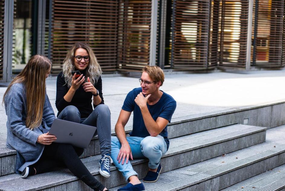 junge Menschen sitzen auf Treppe