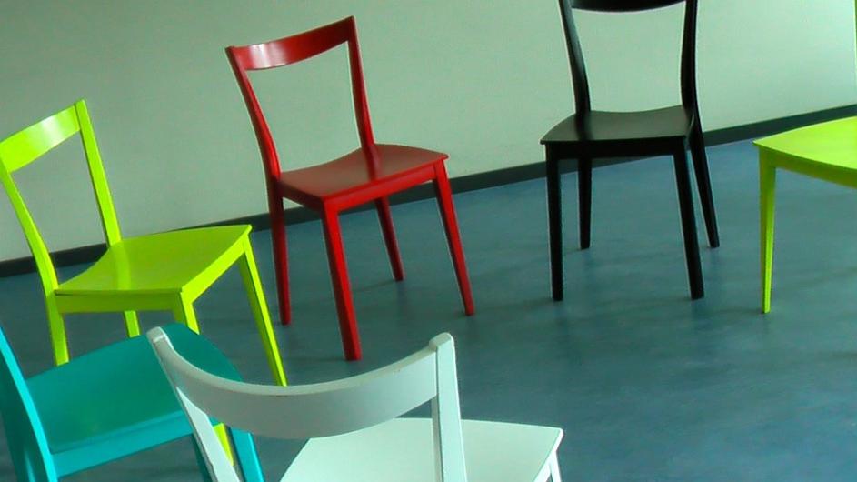 Stuhlkreis mit bunten Stühlen