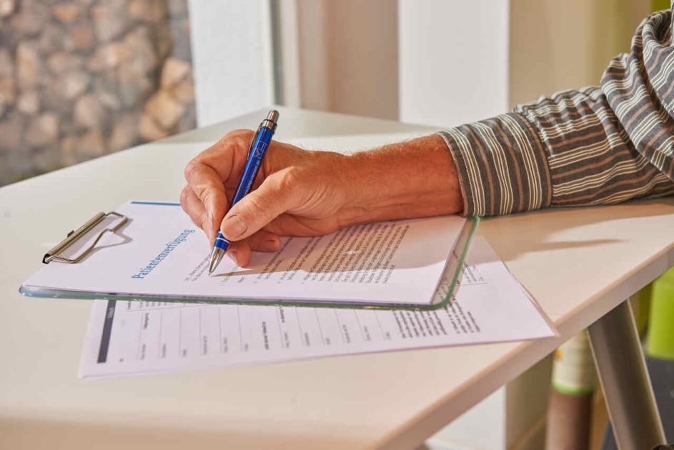 Mann schreibt Patientenverfügung