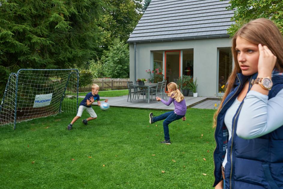 Ball spielende Kinder und genervte Nachbarin