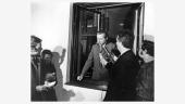 Der deutsche Millionär Theo Albrecht (M) gibt am 18.12.1971 nach seiner Freilassung durch seine Entführer eine Presseerklärung.
