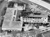 Luftaufnahme vom 25.04.1975 der komplett ausgebrannten Westdeutschen Botschaft in der schwedischen Hauptstadt Stockholm.