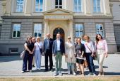 Minister Limbach vor dem Ministerium der Justiz mit Teilnehmenden der Hausführung