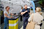 Justizbeschäftigte am Stand der Nachwuchsgewinnung am Tag der Offenen Tür