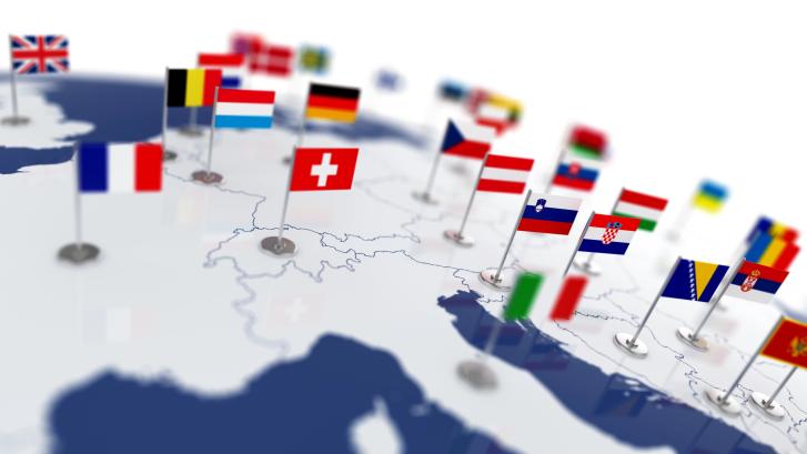 Europa-Karte mit Länder-Flaggen