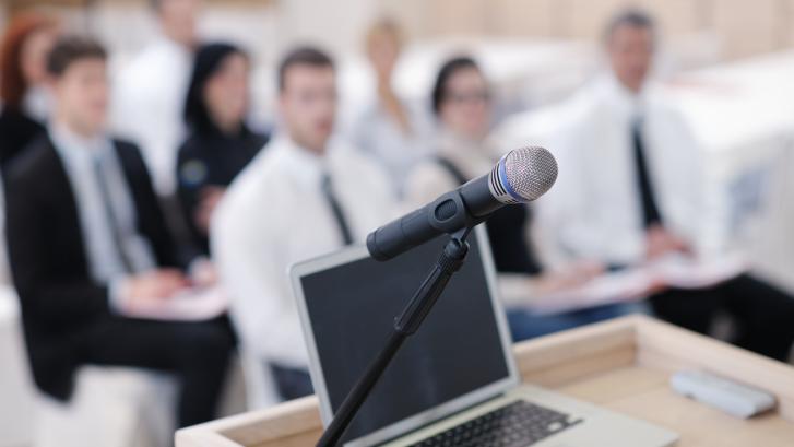 Pressekonferenz mit Blick aufs Publikum