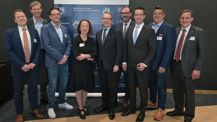 Justizminister Dr. Benjamin Limbach mit Teilnehmenden der Veranstaltung „Erleichterungen bei Unternehmensnachfolge & Unternehmensverkauf“