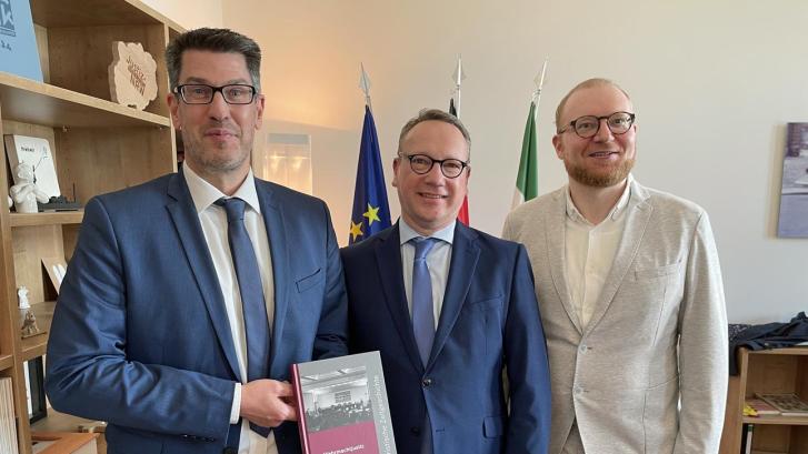 Minister der Justiz Dr. Limbach stellt Band zur „Wehrmachtjustiz“ vor