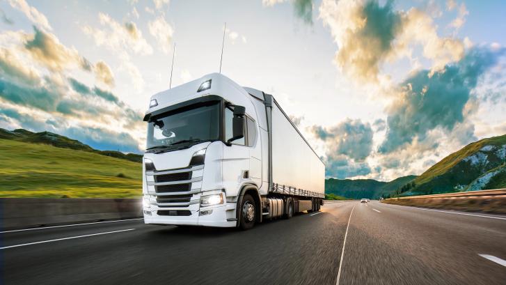 LKW auf einer Landstraße