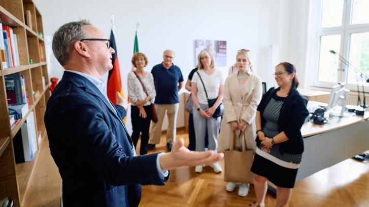 Justizminister Limbach im Gespräch mit Bürgerinnen und Bürgern beim Tag der offenen Tür