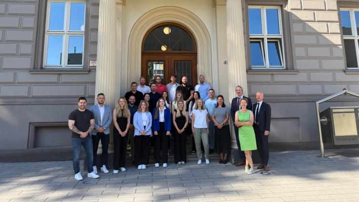 Gruppenfoto Duales Studium der angehenden Diplom-Verwaltungswirtinnen und Diplom-Verwaltungswirte hat begonnen