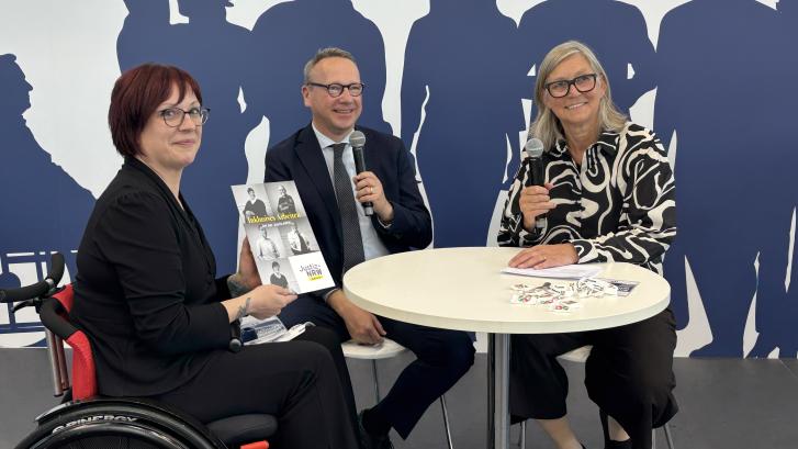 Minister Limbach Hauptschwerbehindertenvertreterin Daniela Liebich bei der Messe Rehacare