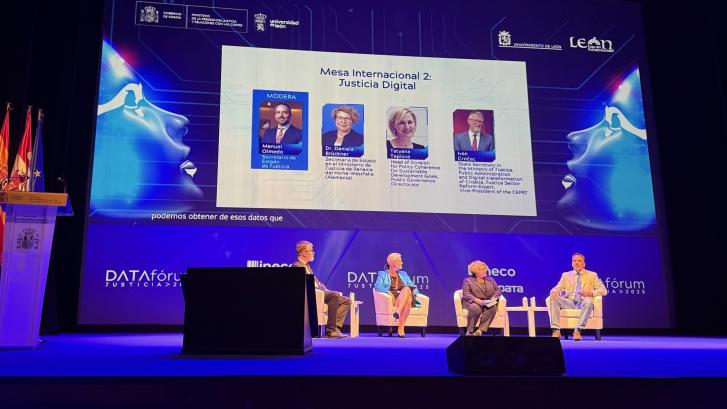 Dr. Brückner auf der Bühne beim DATAfórum Justicia in León