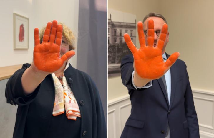Minister und Staatssekretärin mit orangenen Handflächen