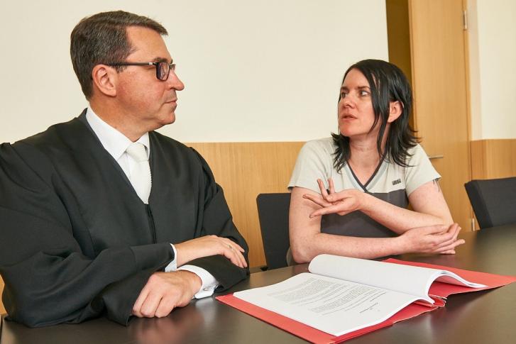 Gespräch Mandantin und Rechtsanwalt