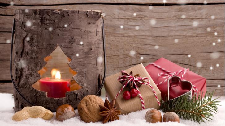 Weihnachtliche Deko mit Kerze und Geschenken