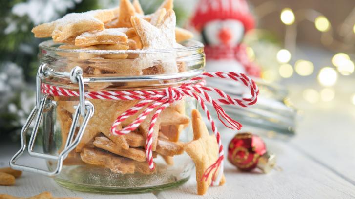 Kekse in Glas vor weihnachtlicher Dekoration 