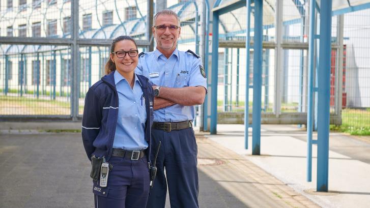 Kollegin und Kollege der allgemeinen Vollzugsdienstes 