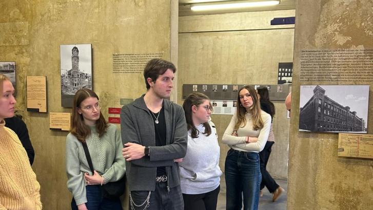 Studierende besuchen Ausstellung NS-DOK