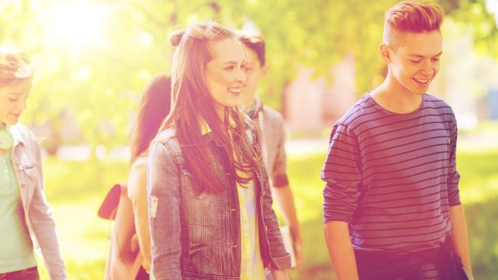 Gruppe junger Menschen im Park 