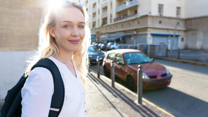 Junge Frau mit Rucksack 