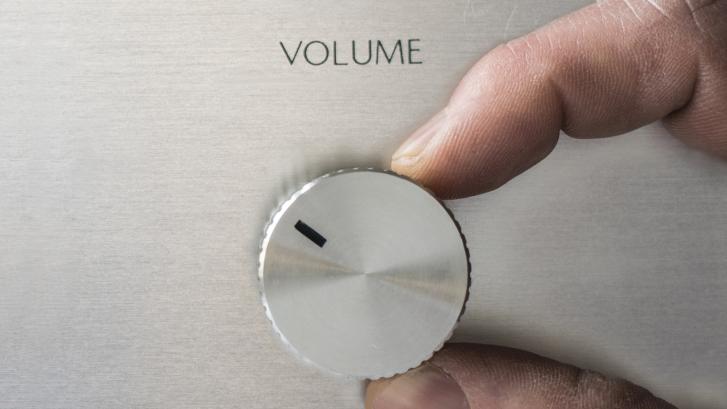 Hand am Lautstärkeregler