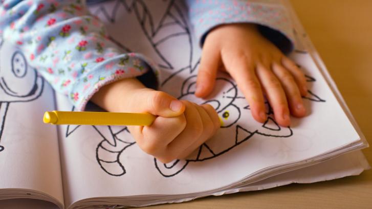 Kinderhände beim Ausmalen