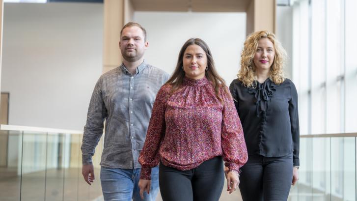 Zwei Mitarbeiterinnen und ein Mitarbeiter der Justiz.NRW