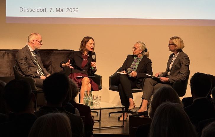Podium bei der Veranstaltung zum Start des Forums Expertise Europarecht