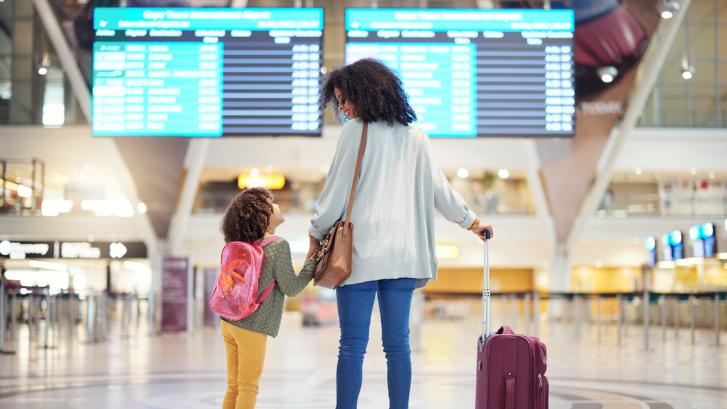 Mutter und Kind am Flughafen