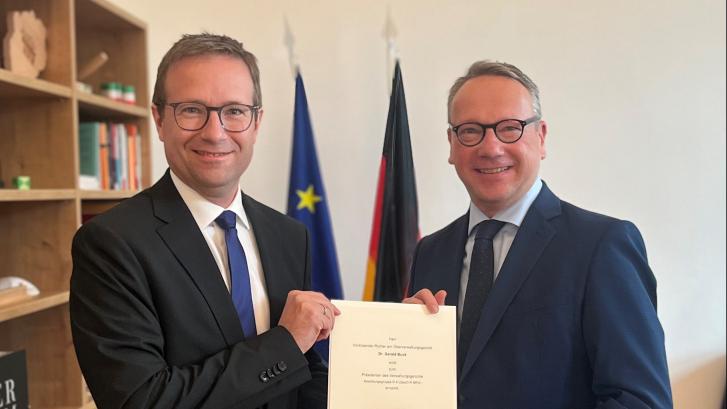 Dr.  Gerald Buck und Minister