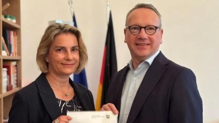 Übergabe Urkunde Leiterin JVA Dortmund