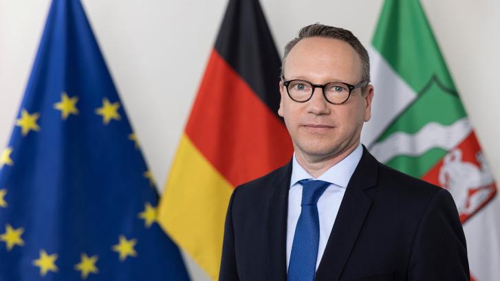 Minister der Justiz Dr. Benjamin Limbach vor Flaggen