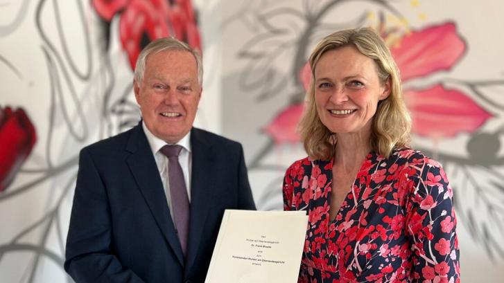 VPinOLG übergibt VROLG die Ernennungsurkunde