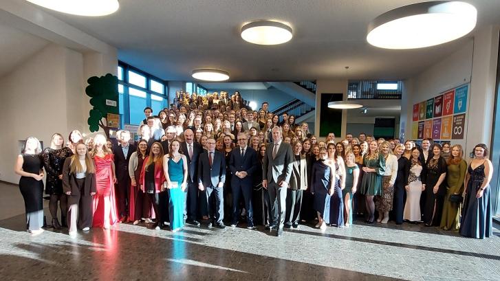 Diplomierungsfeier-Gruppenbild