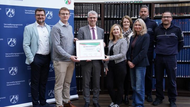 von li. nach re.: ORR Olaf Krausmann (Geschäftsleiter), RiVG Dr. Vincent Brenner (Richterrat), PräsVG Dr. Siegbert Gatawis, VGBe Melanie Schaake-Hinte (Personalrat), RARin Gabriela Diemke (stv. Geschäftsleiterin), VRinVG Dr. Nicole Eckhold (Gleichstellungsbeauftragte), JOW Daniel Bassenhoff (Personalrat), EJHW Christian Flegel (Leiter Wachtmeisterei und Vertrauensperson der Menschen mit Behinderung).