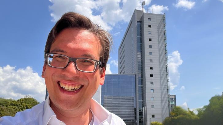 Ablichtung von Herrn Dr. Christoph Spielmann vor dem Oberlandesgericht