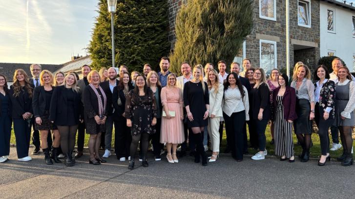 Gerichtsvollzieher-innen