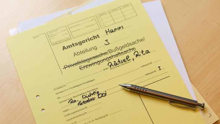 Gelbes Blatt Papier mit einem Stift