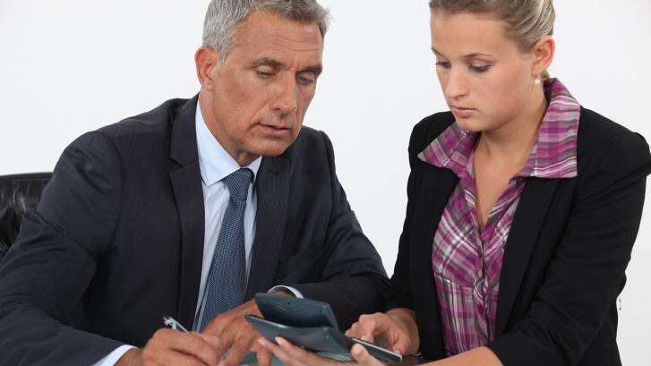 2 Personen haben ein Gespräch über Finanzen
