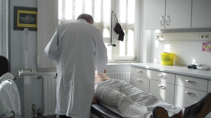 Arzt behandelt Inhaftierten in JVA