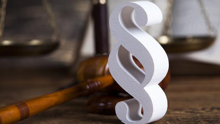 Paragraph und Richterhammer