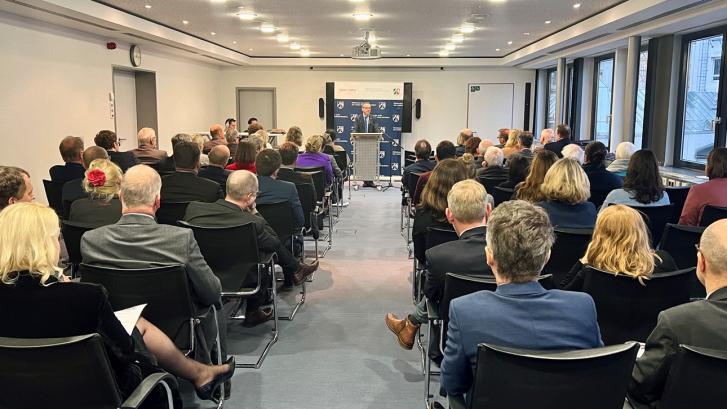 Gemeinsame Diskussionsveranstaltung von Minister der Justiz Limbach und dem Vorsitzenden der Deutsch-Israelischen Juristenvereinigung Esser