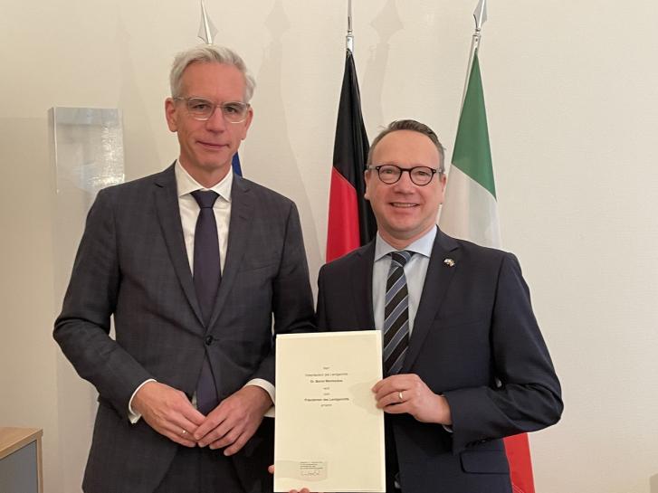 Urkundenübergabe an Dr. Bernd Wermeckes