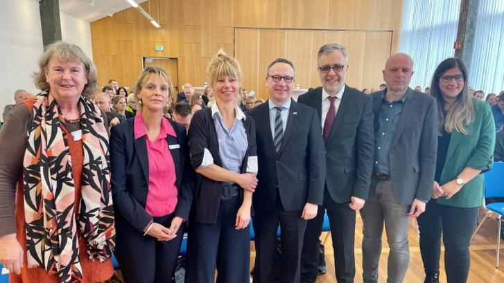 Auf dem Bild sind zu sehen von links nach rechts: Jutta Arens, Yvonne Radetzki, Prof. Dr. Janne Fengler, Dr. Benjamin Limbach, Dr. Alexander Meyer, Stefan Benning, Laura Carciotto.
