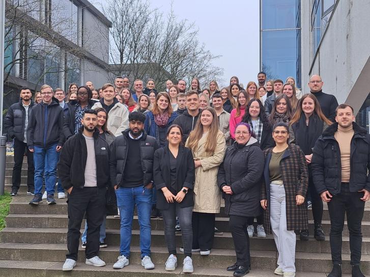 Gezeigt wird ein Gruppenbild mit den Lehrgangsteilnehmerinnen und -teilnehmern des verkürzten Vorbereitungsdienstes.