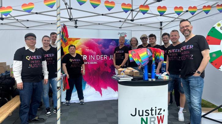 Stand der Justiz beim Straßenfest des CSD