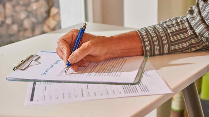 Mann schreibt Patientenverfügung